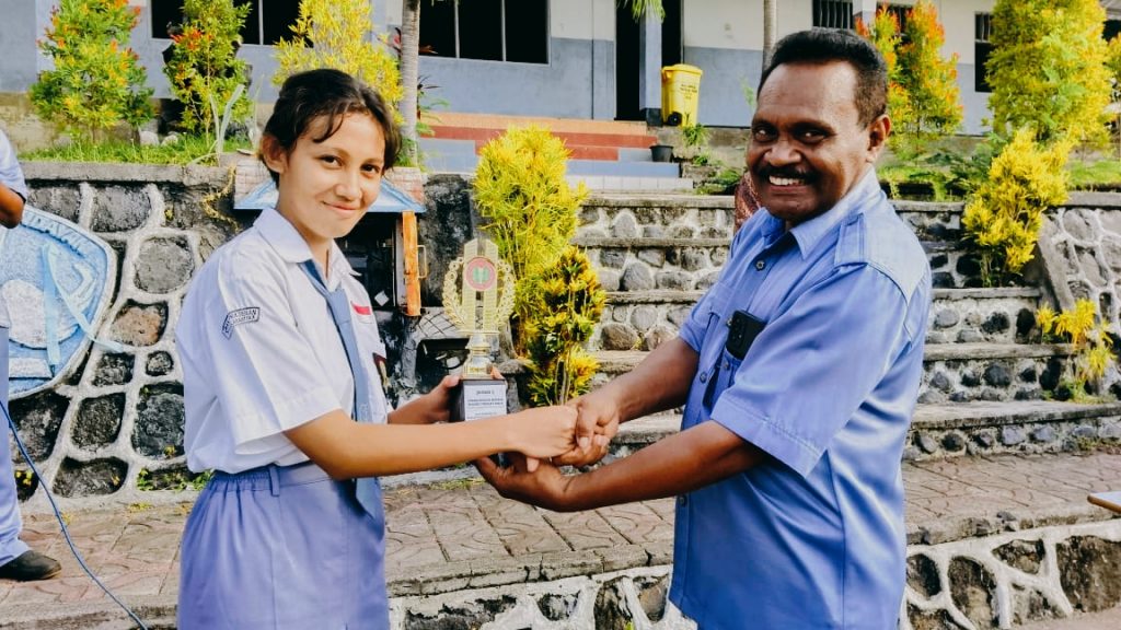 Anjelika meraih juara 1 dalam lomba pidato bahasa inggris