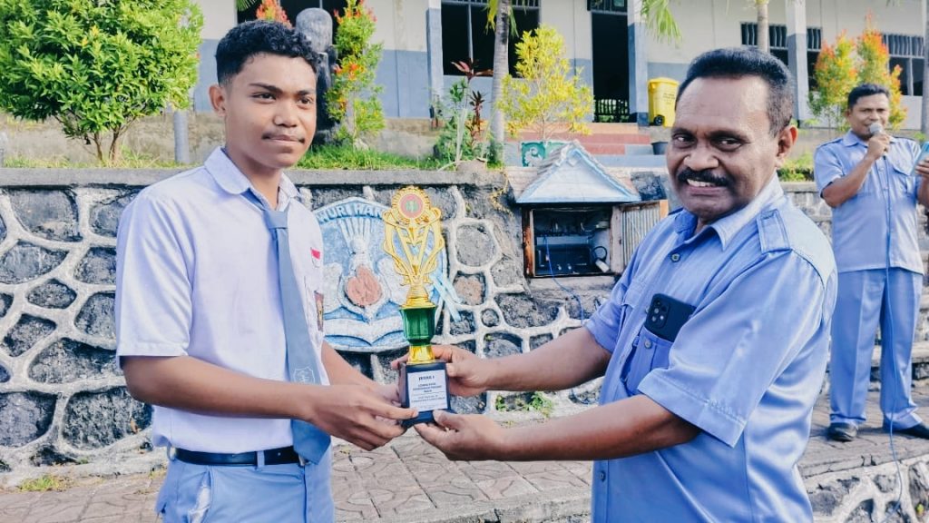 Wino meraih juara 1 lomba foto pendidikan