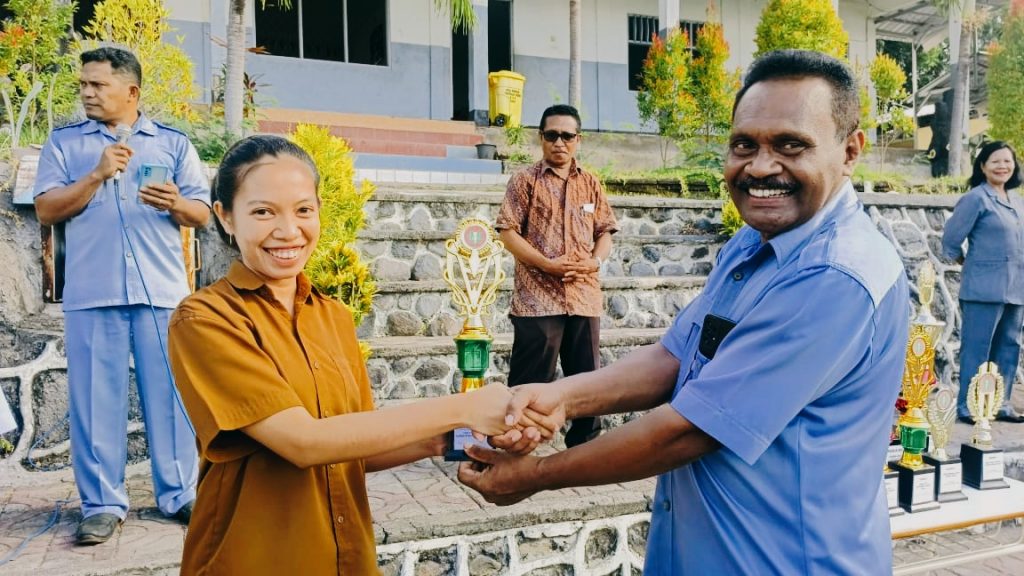 Ibu Evy sebagai juara 1 lomba video praktikum Sains