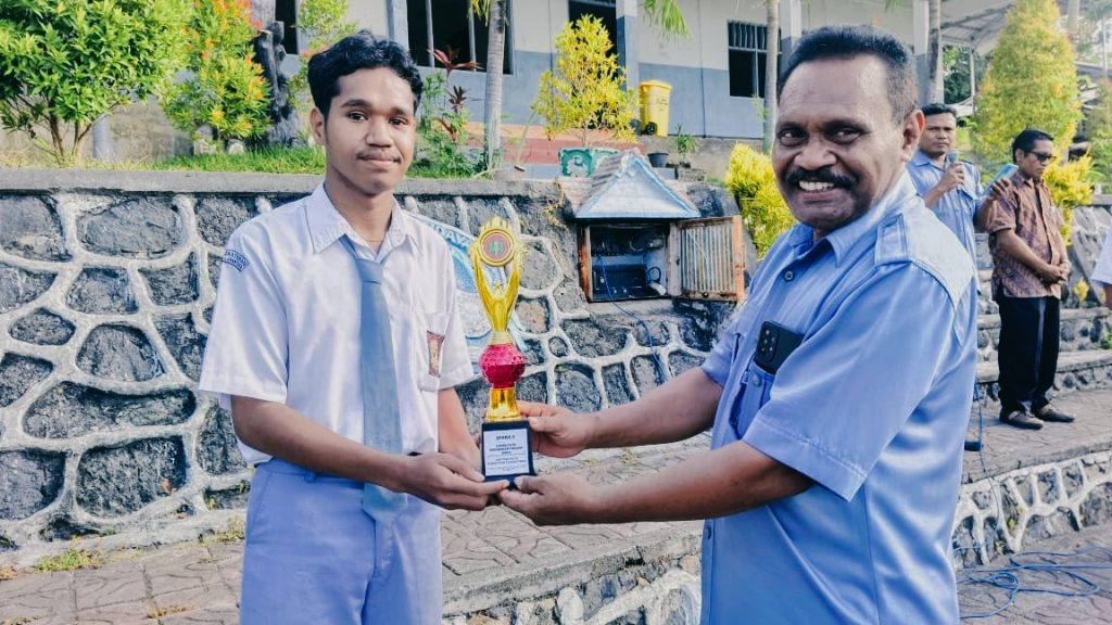 Riko meraih juara 2 lomba foto pendidikan.