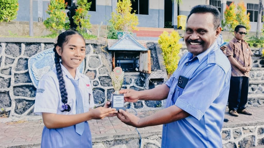 Anita meraih juara 3 lomba membaca puisi siswa.