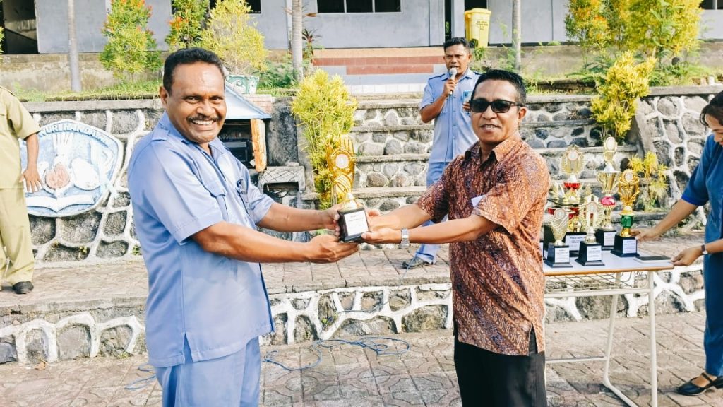 Pak Robert meraih juara 2 dalam lomba menulis esai guru.