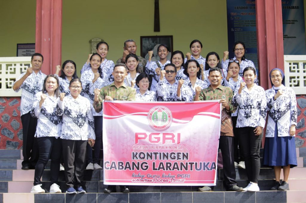 Kontingen PGRI cabang Larantuka sebelum berangkat menuju lokasi perayaan HUT PGRI di Riangsunge, Solor Barat.